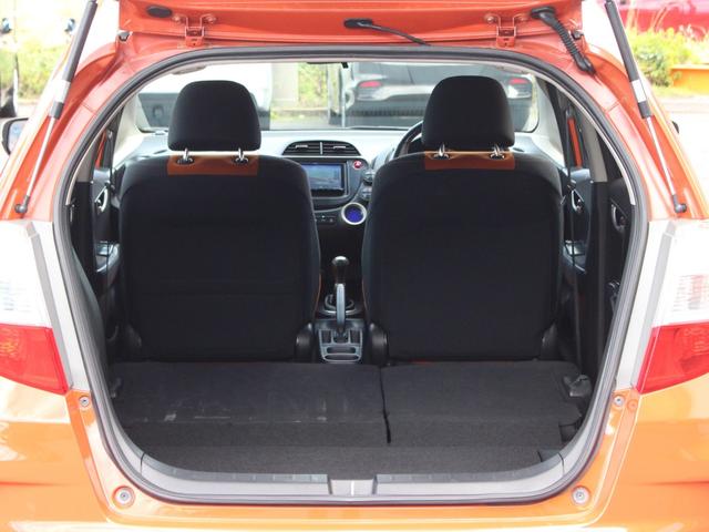 フィット RS 6速MT・Bluetooth接続・バックカメラ・HIDヘッドライト・WORK17インチアルミ・ローダウン・無限グリル&マフラー・スマートキー・ETC・エアロ・プライバシーガラス・ドアバイザー(11枚目)