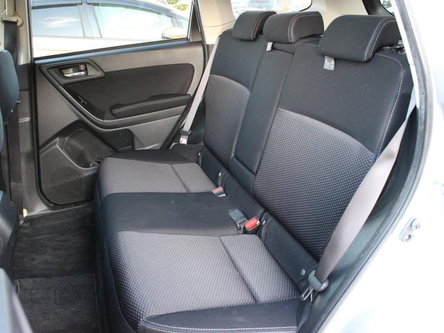 フォレスター ２．０ｉ－Ｌ　６速ＭＴ・Ｂｌｕｅｔｏｏｔｈ接続・バックカメラ・クルーズコントロール・ＥＴＣ・スマートキー・フルセグ・オートＡ／Ｃ・プッシュスタート・ＨＩＤヘッドライト・純正１７インチアルミ・ウィンカーミラー（12枚目）