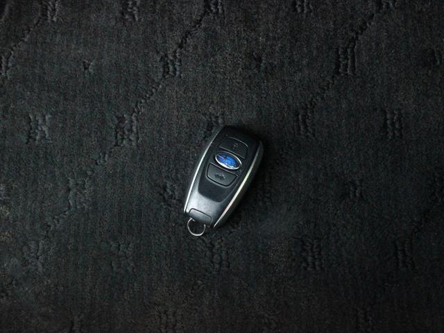 フォレスター ２．０ｉ－Ｌ　６速ＭＴ・Ｂｌｕｅｔｏｏｔｈ接続・バックカメラ・クルーズコントロール・ＥＴＣ・スマートキー・フルセグ・オートＡ／Ｃ・プッシュスタート・ＨＩＤヘッドライト・純正１７インチアルミ・ウィンカーミラー（17枚目）