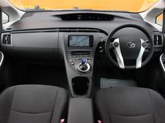 スッキリとしたプリウスらしいデザインのダッシュ回り！フロントビューの視認性もよく運転しやすいと思います★ 4