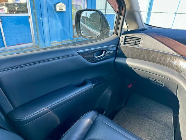 エルグランド ライダー　黒本革シート　マニュアルシート　純正ナビゲーション　フルセグＴＶ　アラウンドビューモニター　フォグランプ　横滑り防止　リアコーナーセンサー（13枚目）