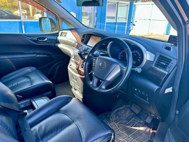 エルグランド ライダー　黒本革シート　マニュアルシート　純正ナビゲーション　フルセグＴＶ　アラウンドビューモニター　フォグランプ　横滑り防止　リアコーナーセンサー（40枚目）