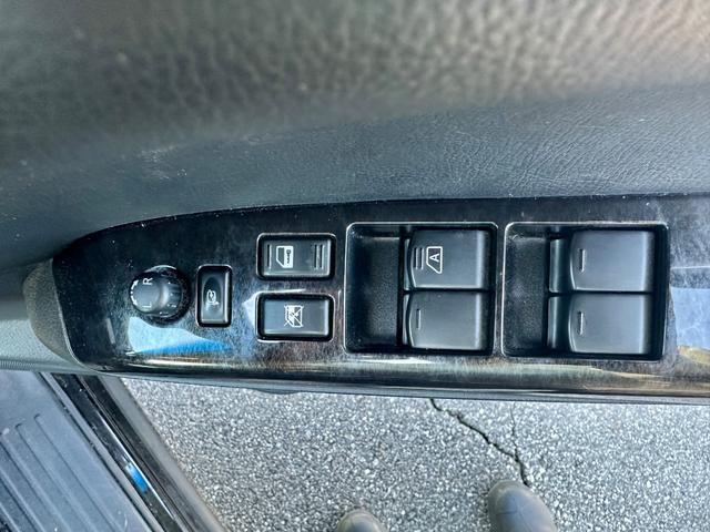 エルグランド ライダー　黒本革シート　マニュアルシート　純正ナビゲーション　フルセグＴＶ　アラウンドビューモニター　フォグランプ　横滑り防止　リアコーナーセンサー（61枚目）