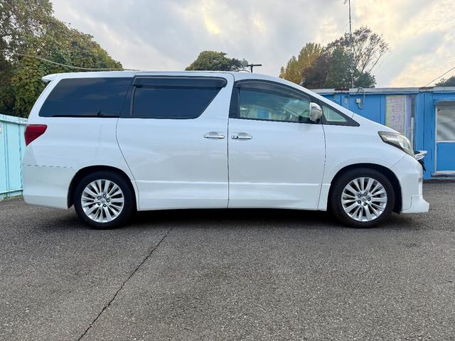 アルファード ２４０Ｓ　ＴＲＤエアロパーツ　スマートキー　プッシュスタート　両側パワースライドドア　社外ナビゲーション　社外フリップダウンモニター（8枚目）