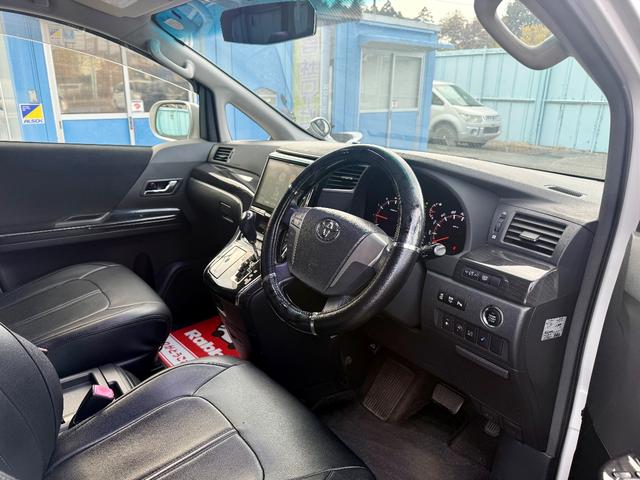 アルファード ２４０Ｓ　ＴＲＤエアロパーツ　スマートキー　プッシュスタート　両側パワースライドドア　社外ナビゲーション　社外フリップダウンモニター（12枚目）