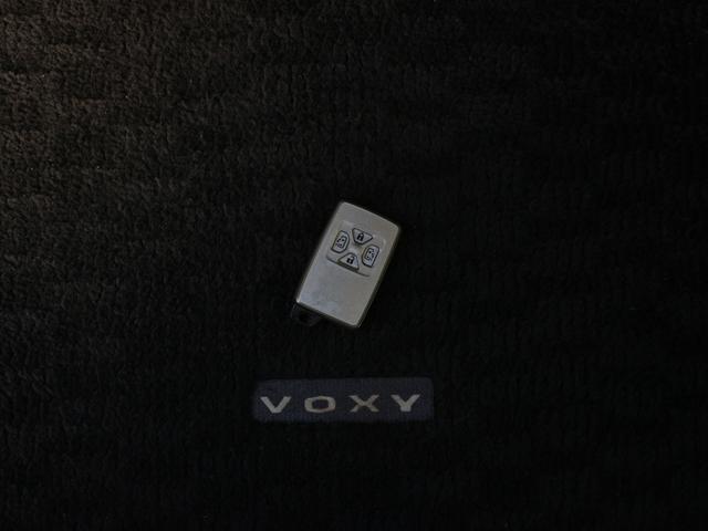 ヴォクシー ＺＳ　両側電動スライドドア・ＨＤＤナビ・フルセグ・バックカメラ・ＥＴＣ・Ｒフリップダウンモニター・パドルシフト・スマートキー・プッシュスタート・ＨＩＤヘッドライト・フォグランプ・社外１６インチＡＷ・Ａ／ＡＣ（24枚目）