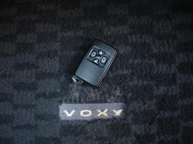 ヴォクシー ＺＳ　煌　後期型・両側パワースライドドア・ＴＥＩＮ車高調・ＨＩＤヘッドライト・ドライブレコーダー・パドルシフト・スマートキー・プッシュスタート・社外ＡＷ・ウインカーミラー・オートエアコン・ドアバイザー（23枚目）