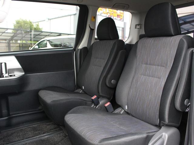 ヴォクシー ＺＳ　後期型・両側パワースライドドア・純正ナビ・地デジ・バックカメラ・Ｂｌｕｅｔｏｏｔｈ接続・ＥＴＣ・パドルシフト・スマートキー・プッシュスタート・ＨＩＤヘッドライト・純正１６ＡＷ・ウインカーミラー（12枚目）