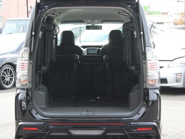 ヴォクシー Ｚ　両側パワースライドドア・ＴＥＩＮ車高調・ＬＥＤヘッドライト・メモリーナビ・フルセグ・バックカメラ・スマートキー・プッシュスタート・社外エアロ・マフラー・１８インチＡＷ・ウインカーミラー・オートエアコン（14枚目）