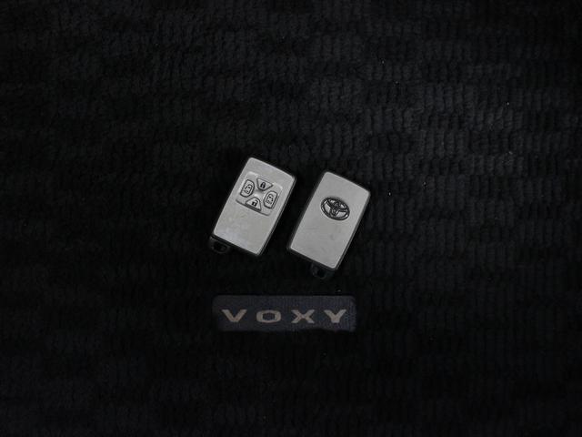 ヴォクシー Ｚ　両側パワースライドドア・ＴＥＩＮ車高調・ＬＥＤヘッドライト・メモリーナビ・フルセグ・バックカメラ・スマートキー・プッシュスタート・社外エアロ・マフラー・１８インチＡＷ・ウインカーミラー・オートエアコン（26枚目）