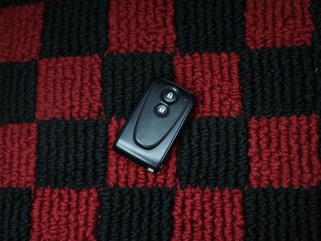 スマートキーも装備されていてお車の高額装備のひとつです！！カバンの中から鍵を探す手間もなくすぐに開閉できます！両手が荷物で塞がっている時や雨のときなど便利ですね！