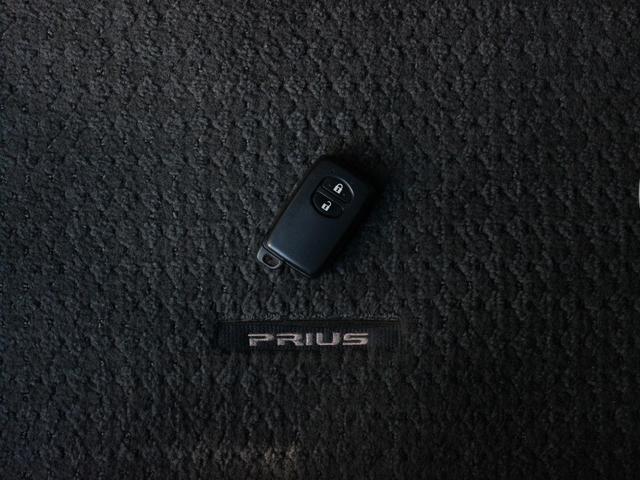 プリウス Ｓ　後期型・ＨＤＤナビ・フルセグ・バックカメラ・Ｂｌｕｅｔｏｏｔｈ接続・ＥＴＣ・ドライブレコーダー・スマートキー・プッシュスタート・ＨＩＤヘッドライト・フォグランプ・レオニス１７インチＡＷ・レーダー探知機（24枚目）