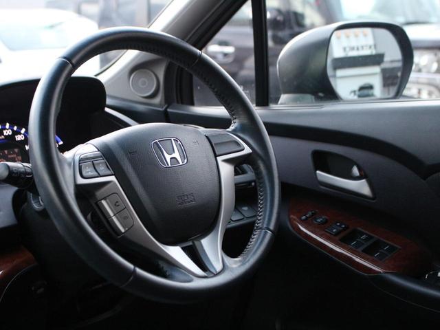 握り心地のよいステアリング！いつも触る部分ですので質感は良いほうが◎