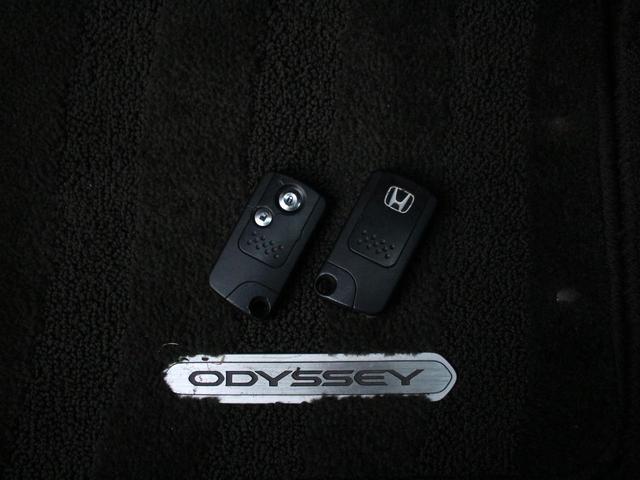 スマートキーも装備されていてお車の高額装備のひとつです！！カバンの中から鍵を探す手間もなくすぐに開閉できます！両手が荷物で塞がっている時や雨のときなど便利ですね！