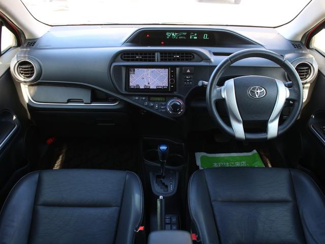 アクア Ｇブラックソフトレザーセレクション　専用暖黒革シート・ＯＰナビ・バックカメラ・Ｂｌｕｅｔｏｏｔｈ接続・フルセグ・ＥＴＣ・スマートキー・プッシュスタート・ＬＥＤヘッドライト・フォグ・純正ＯＰ１６ＡＷ・ＯＰリアスポイラー・本革巻ステアリング（4枚目）