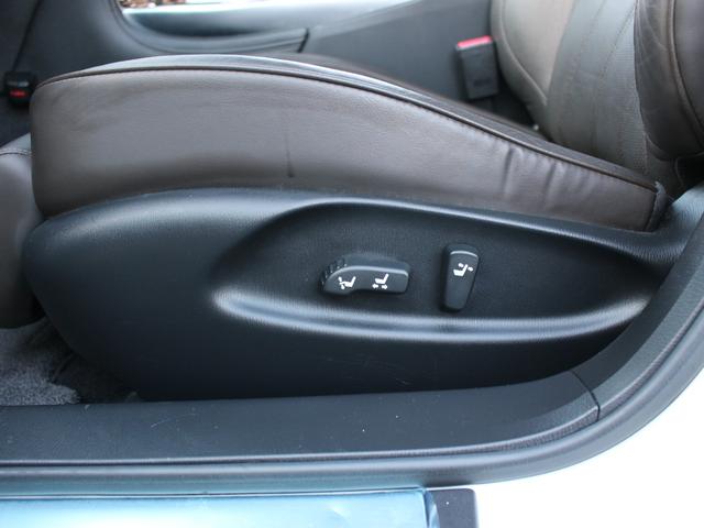 パワーシートが付いていますので無段階でお好みのポジションにセットできます。細かく自分仕様のシートポジションへ設定してください☆