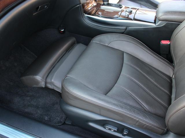 助手席は電動オットマン付き☆