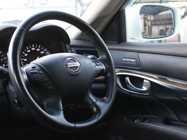 握り心地のよいステアリング！いつも触る部分ですので質感は良いほうが◎