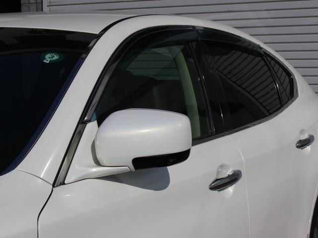 ウインカーミラーもございますので周囲への配慮も◎！ドアバイザーも雨の日に便利なアイテムの一つです！