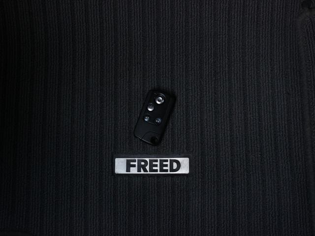 フリードハイブリッド ジャストセレクション　両側パワースライドドア・Ｇａｔｈｅｒｓナビ・ＥＴＣ・地デジ・バックカメラ・クルーズコントロール・ハーフレザーシート・スマートキー・ＨＩＤヘッドライト・純正１５インチＡＷ・ウインカーミラー・オートＡ／Ｃ（24枚目）