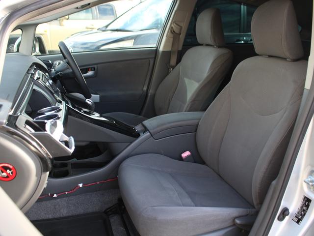 プリウス Ｓ　メモリナビ・フルセグ・バックカメラ・ＥＴＣ・Ｂｌｕｅｔｏｏｔｈ接続・スマートキー・プッシュスタート・ＨＩＤヘッドライト・フォグランプ・社外１７インチＡＷ・ウインカーミラー・オートエアコン・ドアバイザー（6枚目）