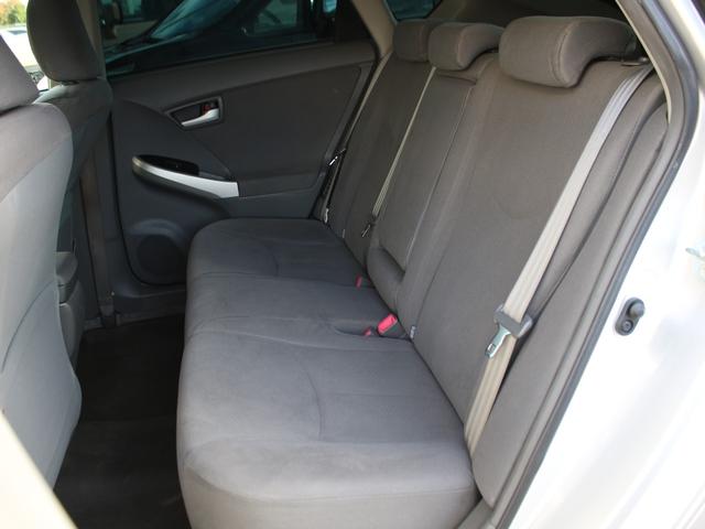 プリウス Ｓ　メモリナビ・フルセグ・バックカメラ・ＥＴＣ・Ｂｌｕｅｔｏｏｔｈ接続・スマートキー・プッシュスタート・ＨＩＤヘッドライト・フォグランプ・社外１７インチＡＷ・ウインカーミラー・オートエアコン・ドアバイザー（11枚目）