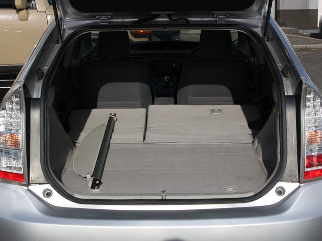 プリウス Ｓ　メモリナビ・フルセグ・バックカメラ・ＥＴＣ・Ｂｌｕｅｔｏｏｔｈ接続・スマートキー・プッシュスタート・ＨＩＤヘッドライト・フォグランプ・社外１７インチＡＷ・ウインカーミラー・オートエアコン・ドアバイザー（12枚目）