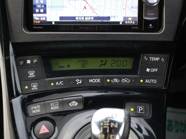 プリウス Ｓ　メモリナビ・フルセグ・バックカメラ・ＥＴＣ・Ｂｌｕｅｔｏｏｔｈ接続・スマートキー・プッシュスタート・ＨＩＤヘッドライト・フォグランプ・社外１７インチＡＷ・ウインカーミラー・オートエアコン・ドアバイザー（15枚目）