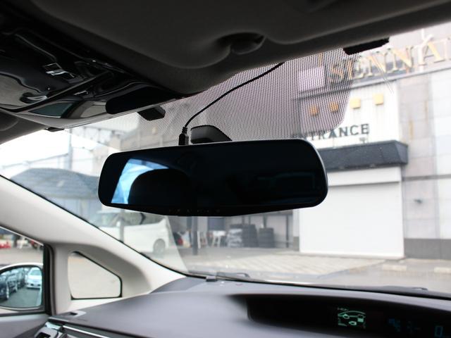 プリウス Ｓ　メモリナビ・フルセグ・バックカメラ・ＥＴＣ・Ｂｌｕｅｔｏｏｔｈ接続・スマートキー・プッシュスタート・ＨＩＤヘッドライト・フォグランプ・社外１７インチＡＷ・ウインカーミラー・オートエアコン・ドアバイザー（18枚目）