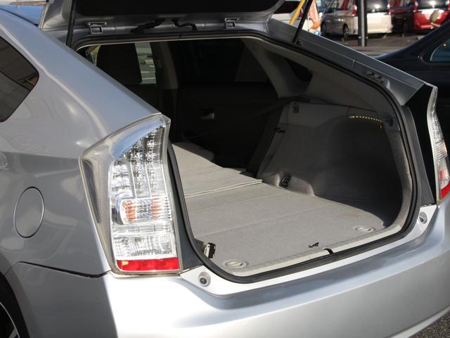 プリウス Ｓ　メモリナビ・フルセグ・バックカメラ・ＥＴＣ・Ｂｌｕｅｔｏｏｔｈ接続・スマートキー・プッシュスタート・ＨＩＤヘッドライト・フォグランプ・社外１７インチＡＷ・ウインカーミラー・オートエアコン・ドアバイザー（31枚目）