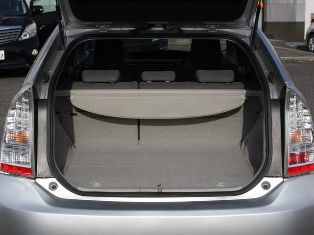 プリウス Ｓ　メモリナビ・フルセグ・バックカメラ・ＥＴＣ・Ｂｌｕｅｔｏｏｔｈ接続・スマートキー・プッシュスタート・ＨＩＤヘッドライト・フォグランプ・社外１７インチＡＷ・ウインカーミラー・オートエアコン・ドアバイザー（32枚目）