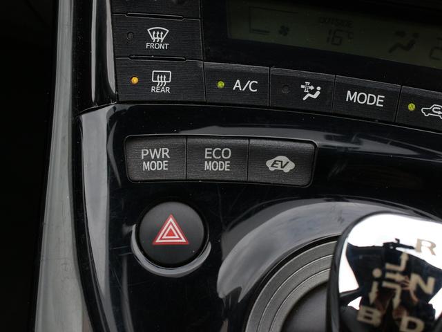 プリウス Ｓ　メモリナビ・フルセグ・バックカメラ・ＥＴＣ・Ｂｌｕｅｔｏｏｔｈ接続・スマートキー・プッシュスタート・ＨＩＤヘッドライト・フォグランプ・社外１７インチＡＷ・ウインカーミラー・オートエアコン・ドアバイザー（42枚目）