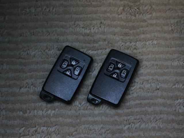 スマートキーも装備されていてお車の高額装備のひとつです！！カバンの中から鍵を探す手間もなくすぐに開閉できます！両手が荷物で塞がっている時や雨のときなど便利ですね！