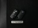 スマートキーも装備されていてお車の高額装備のひとつです!!カバンの中から鍵を探す手間もなくすぐに開閉できます!両手が荷物で塞がっている時や雨のときなど便利ですね!