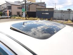 サンルーフを装備☆車内の換気にとても便利で採光性にも優れていますしなにより開放感と高級感がありますね☆後付けできない装備ですのでぜひ装着車をお勧めいたします☆ 3