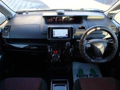 すっきりとしたヴォクシーらしいデザインのダッシュ回り！フロントビューの視認性もよく運転しやすいと思います★ 3