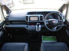 すっきりとしたステップワゴンらしいデザインのダッシュ回り！フロントビューの視認性もよく運転しやすいと思います★ 3