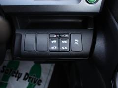 運転席からも操作可能な両側パワースライドドア！挟み込み防止もあり小さなお子様にも安心★隣のお車を気にすることなく開閉可能なのもうれしいところですね！ 4