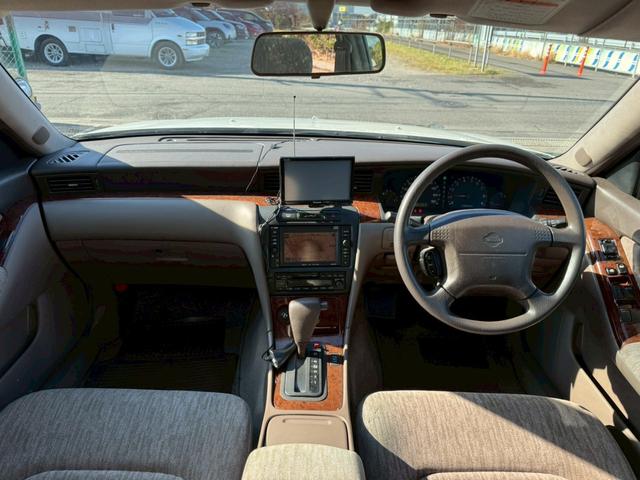 ローレル メダリスト　ナビ／オートライト／オートエアコン／スマートキー／電格ミラー／パワーウィンドウ／シガーソケット／パワーステアリング／運転席エアバック／助手席エアバック／禁煙車（18枚目）