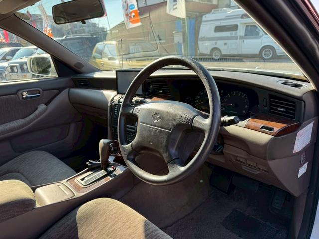 ローレル メダリスト　ナビ／オートライト／オートエアコン／スマートキー／電格ミラー／パワーウィンドウ／シガーソケット／パワーステアリング／運転席エアバック／助手席エアバック／禁煙車（19枚目）