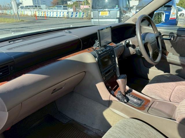 ローレル メダリスト　ナビ／オートライト／オートエアコン／スマートキー／電格ミラー／パワーウィンドウ／シガーソケット／パワーステアリング／運転席エアバック／助手席エアバック／禁煙車（20枚目）