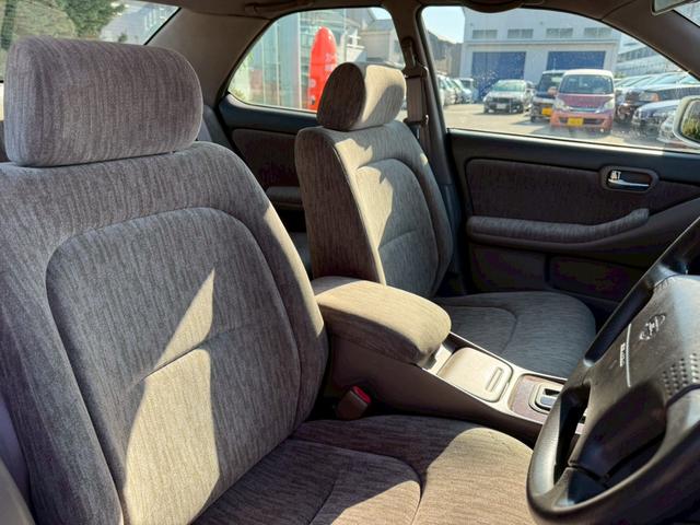 ローレル メダリスト　ナビ／オートライト／オートエアコン／スマートキー／電格ミラー／パワーウィンドウ／シガーソケット／パワーステアリング／運転席エアバック／助手席エアバック／禁煙車（21枚目）