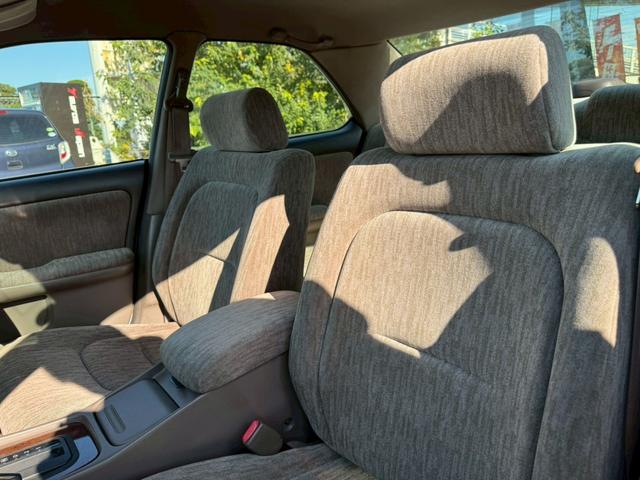 ローレル メダリスト　ナビ／オートライト／オートエアコン／スマートキー／電格ミラー／パワーウィンドウ／シガーソケット／パワーステアリング／運転席エアバック／助手席エアバック／禁煙車（22枚目）