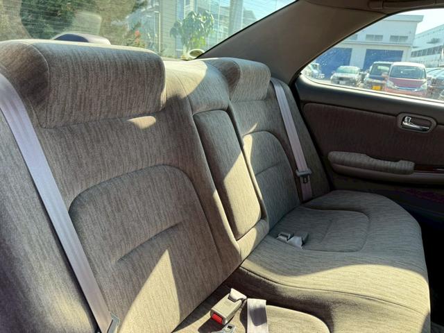 ローレル メダリスト　ナビ／オートライト／オートエアコン／スマートキー／電格ミラー／パワーウィンドウ／シガーソケット／パワーステアリング／運転席エアバック／助手席エアバック／禁煙車（23枚目）