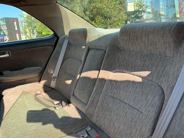 ローレル メダリスト　ナビ／オートライト／オートエアコン／スマートキー／電格ミラー／パワーウィンドウ／シガーソケット／パワーステアリング／運転席エアバック／助手席エアバック／禁煙車（24枚目）