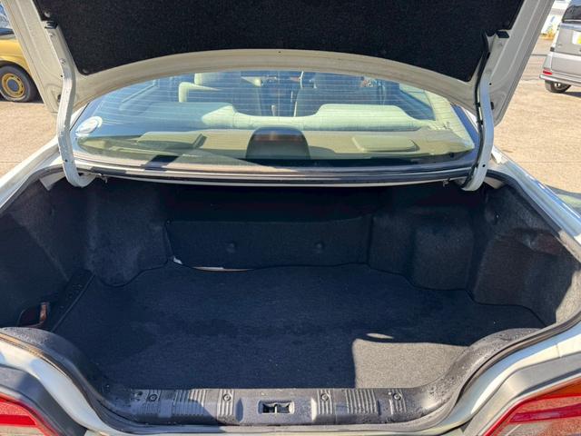 ローレル メダリスト　ナビ／オートライト／オートエアコン／スマートキー／電格ミラー／パワーウィンドウ／シガーソケット／パワーステアリング／運転席エアバック／助手席エアバック／禁煙車（25枚目）