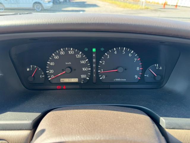 ローレル メダリスト　ナビ／オートライト／オートエアコン／スマートキー／電格ミラー／パワーウィンドウ／シガーソケット／パワーステアリング／運転席エアバック／助手席エアバック／禁煙車（26枚目）