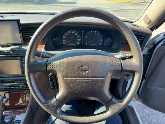 ローレル メダリスト　ナビ／オートライト／オートエアコン／スマートキー／電格ミラー／パワーウィンドウ／シガーソケット／パワーステアリング／運転席エアバック／助手席エアバック／禁煙車（27枚目）