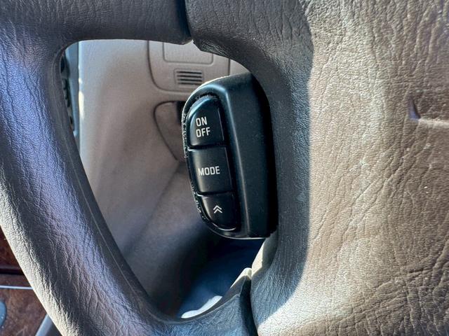 ローレル メダリスト　ナビ／オートライト／オートエアコン／スマートキー／電格ミラー／パワーウィンドウ／シガーソケット／パワーステアリング／運転席エアバック／助手席エアバック／禁煙車（31枚目）