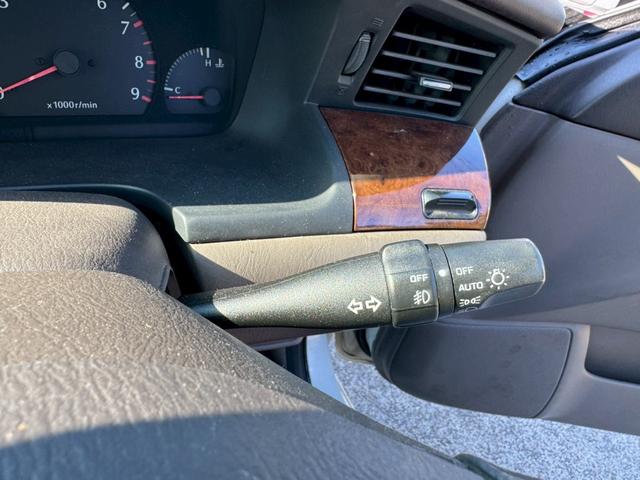 ローレル メダリスト　ナビ／オートライト／オートエアコン／スマートキー／電格ミラー／パワーウィンドウ／シガーソケット／パワーステアリング／運転席エアバック／助手席エアバック／禁煙車（32枚目）